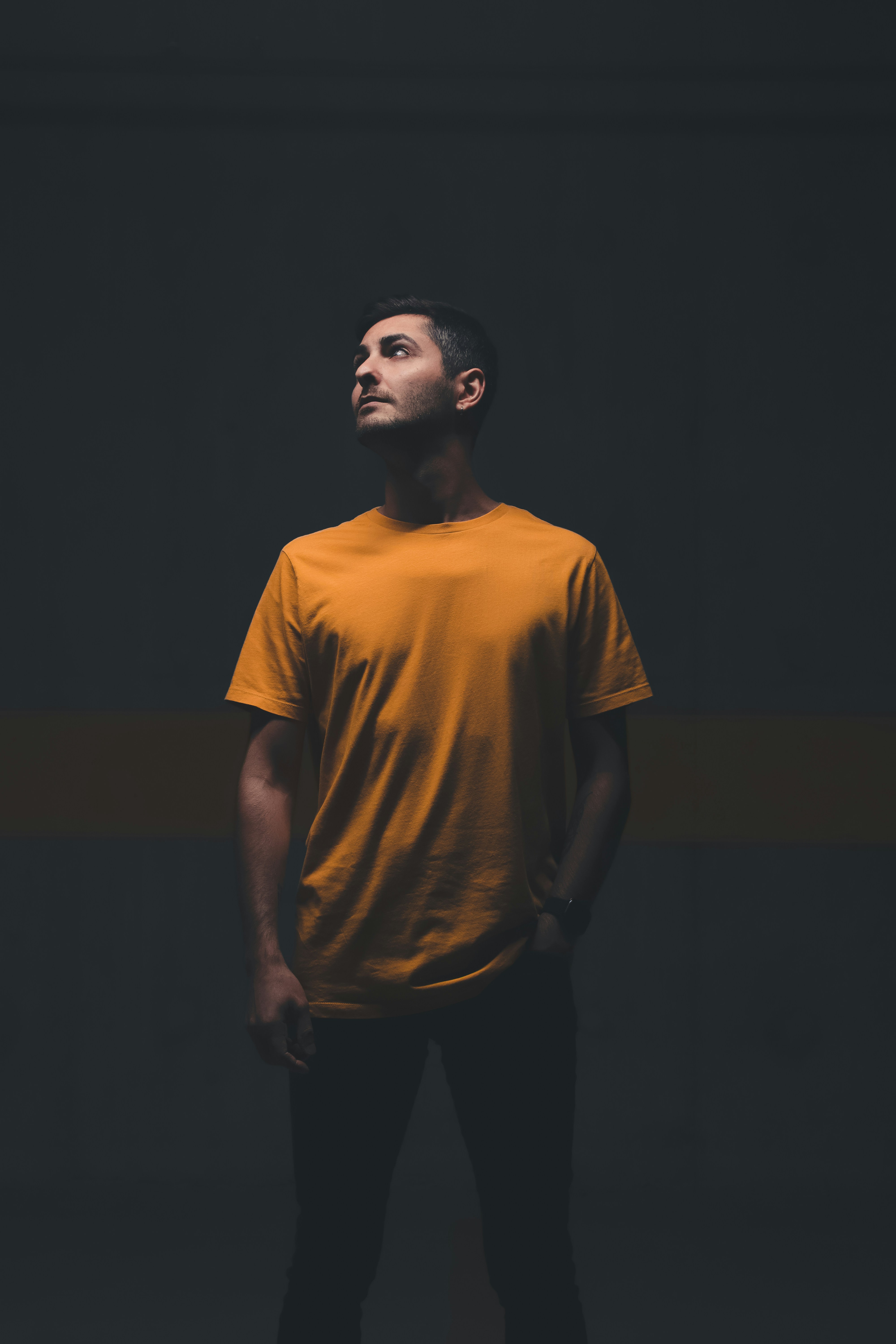 Un hombre con una camisa amarilla