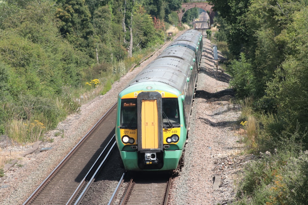 un treno sui binari ferroviari