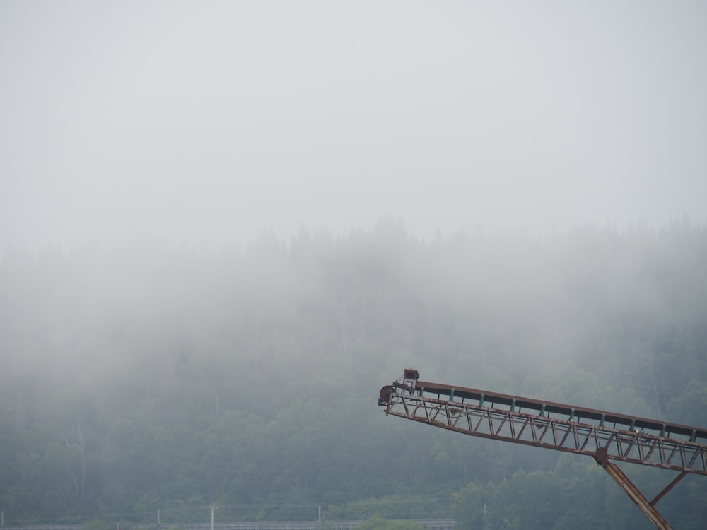 Eine Brücke mit Nebel drumherum
