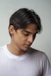 Hombre con remera blanca inclinado