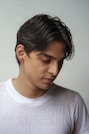 Hombre con remera blanca inclinado