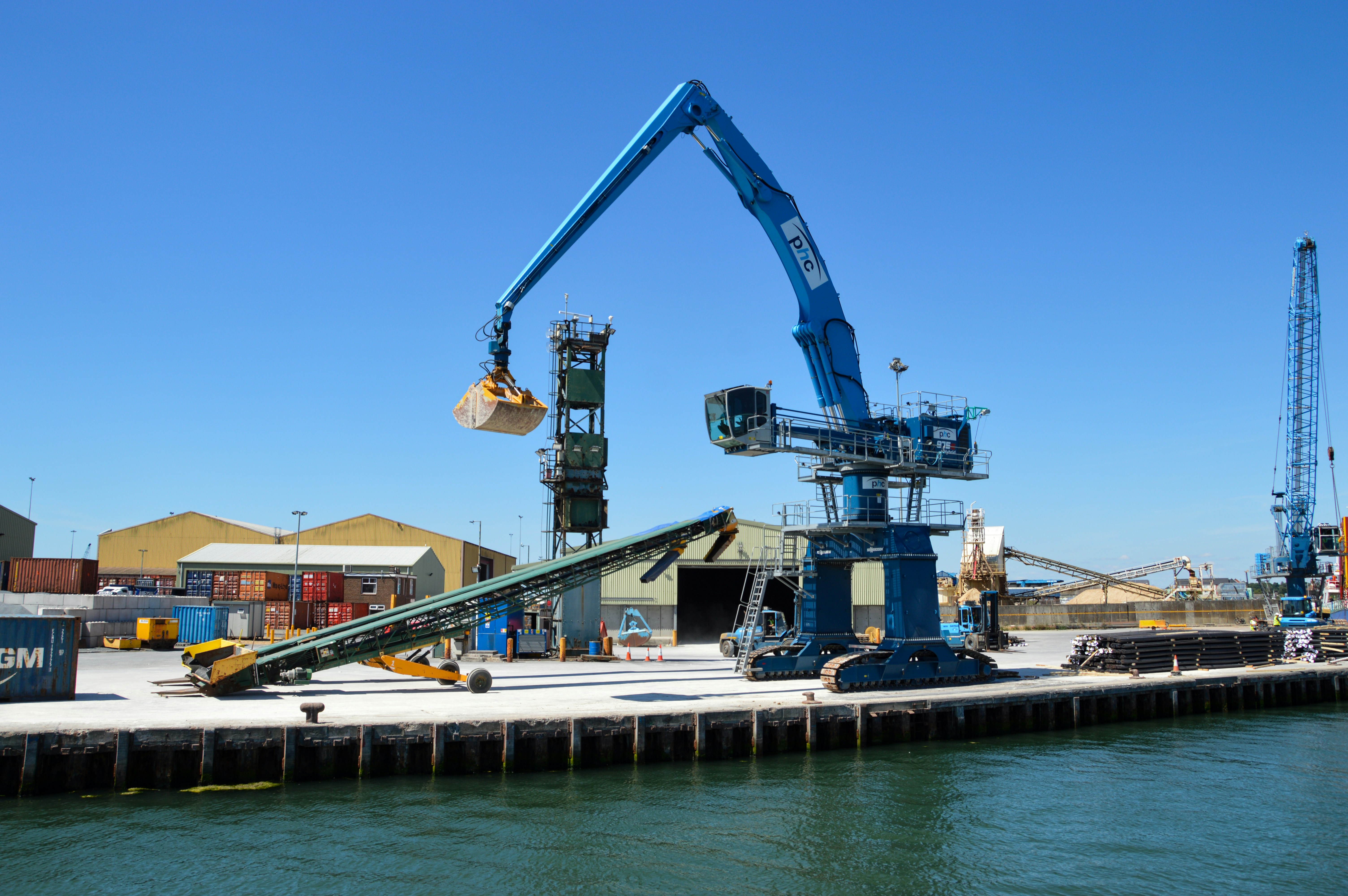 Dockside cranes for cargo unloading