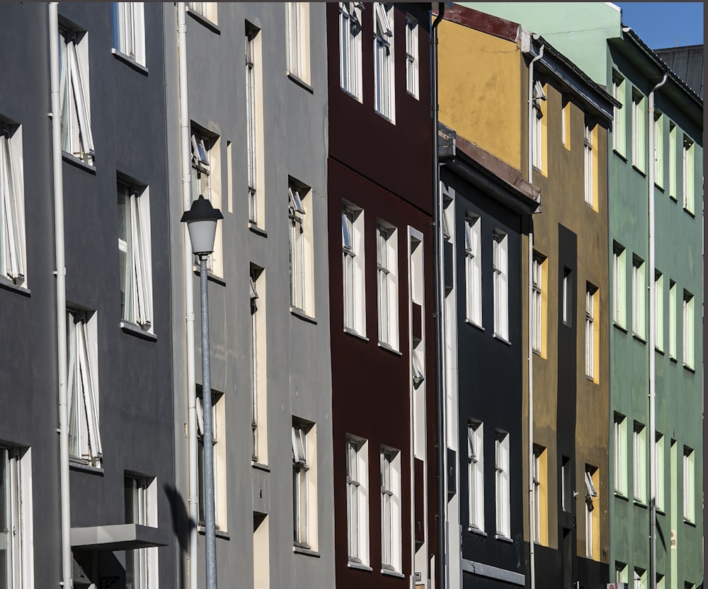 une rangée de bâtiments