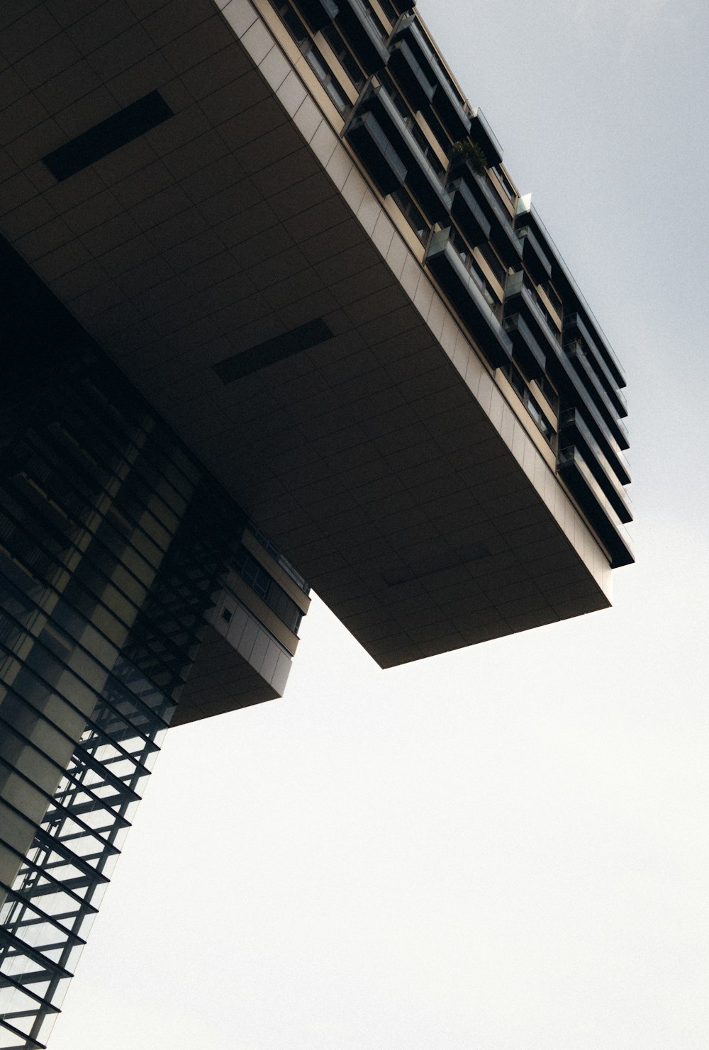 un edificio alto con una scala