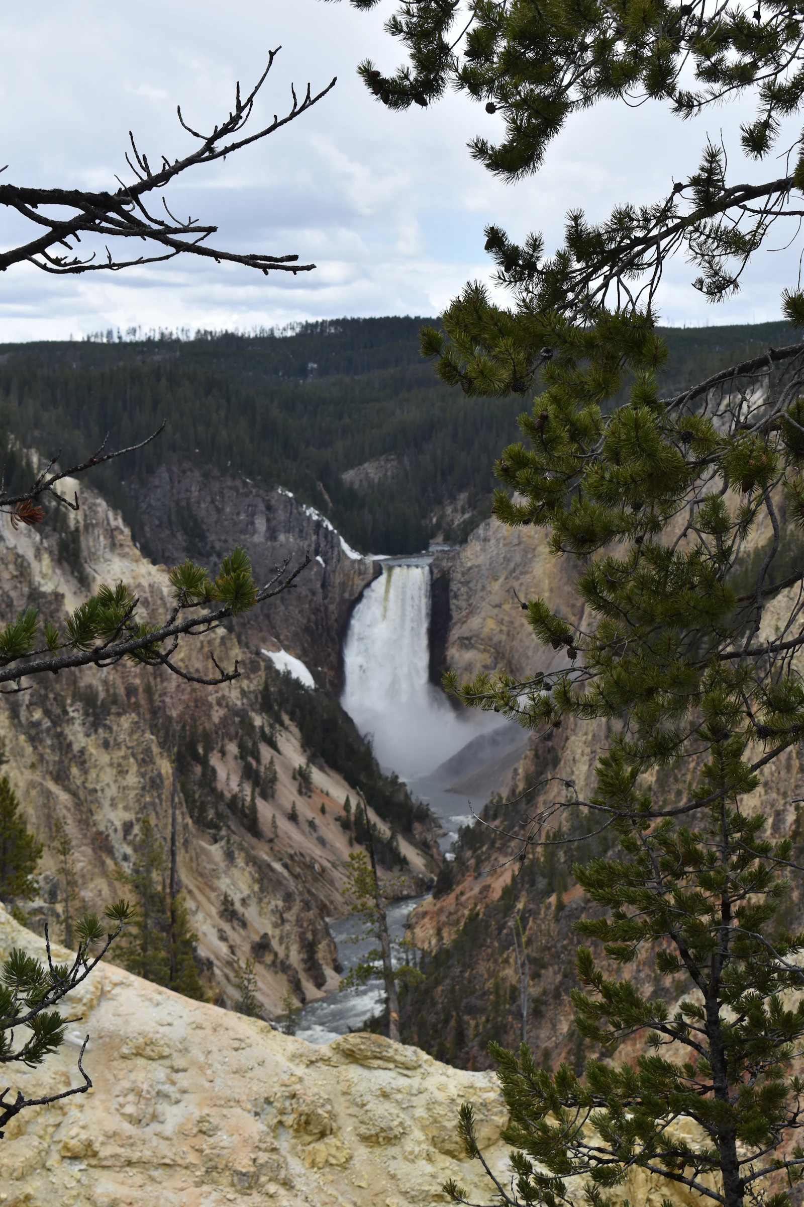 Cascade dévalant une gorge rocheuse en montagne (image d'illustration)