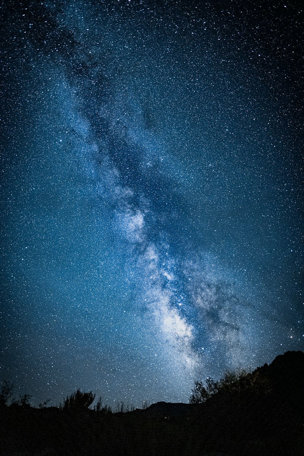 Ein sternenklarer Nachthimmel über einer Bergkette
