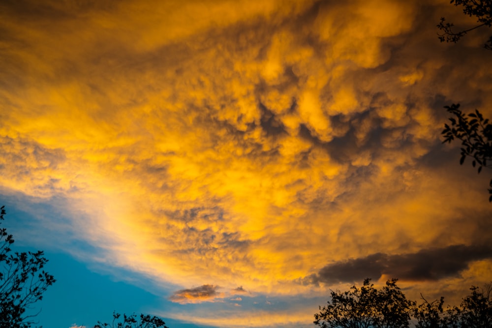 un cielo giallo con le nuvole