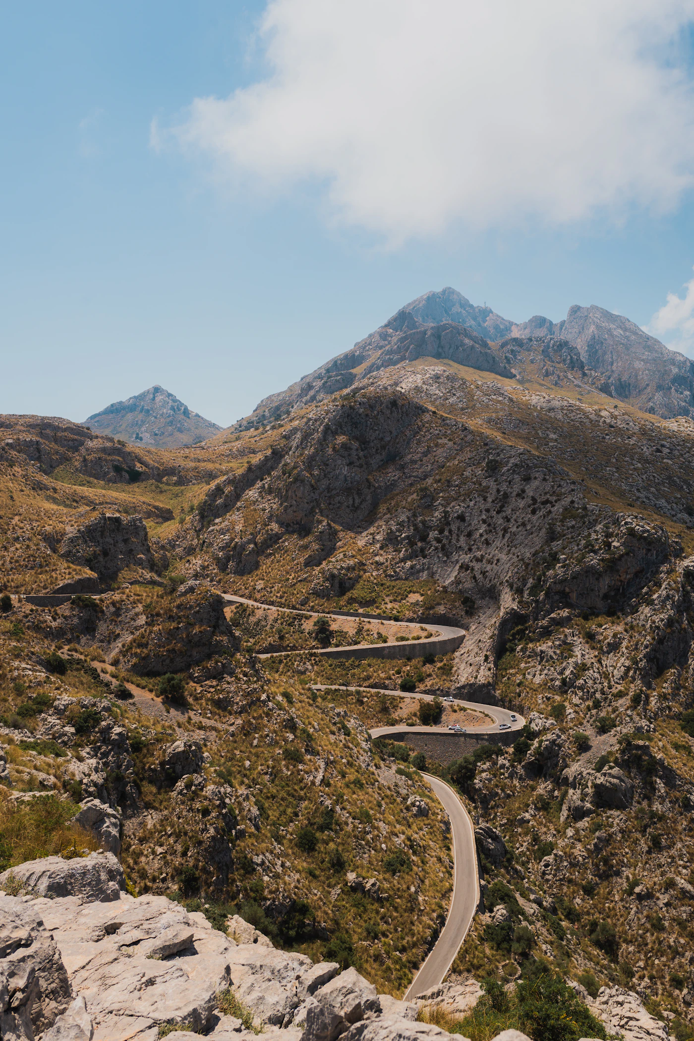 Une route de montagne étroite taillée dans la roche nue, en direction de Sa Calobra à Majorque.