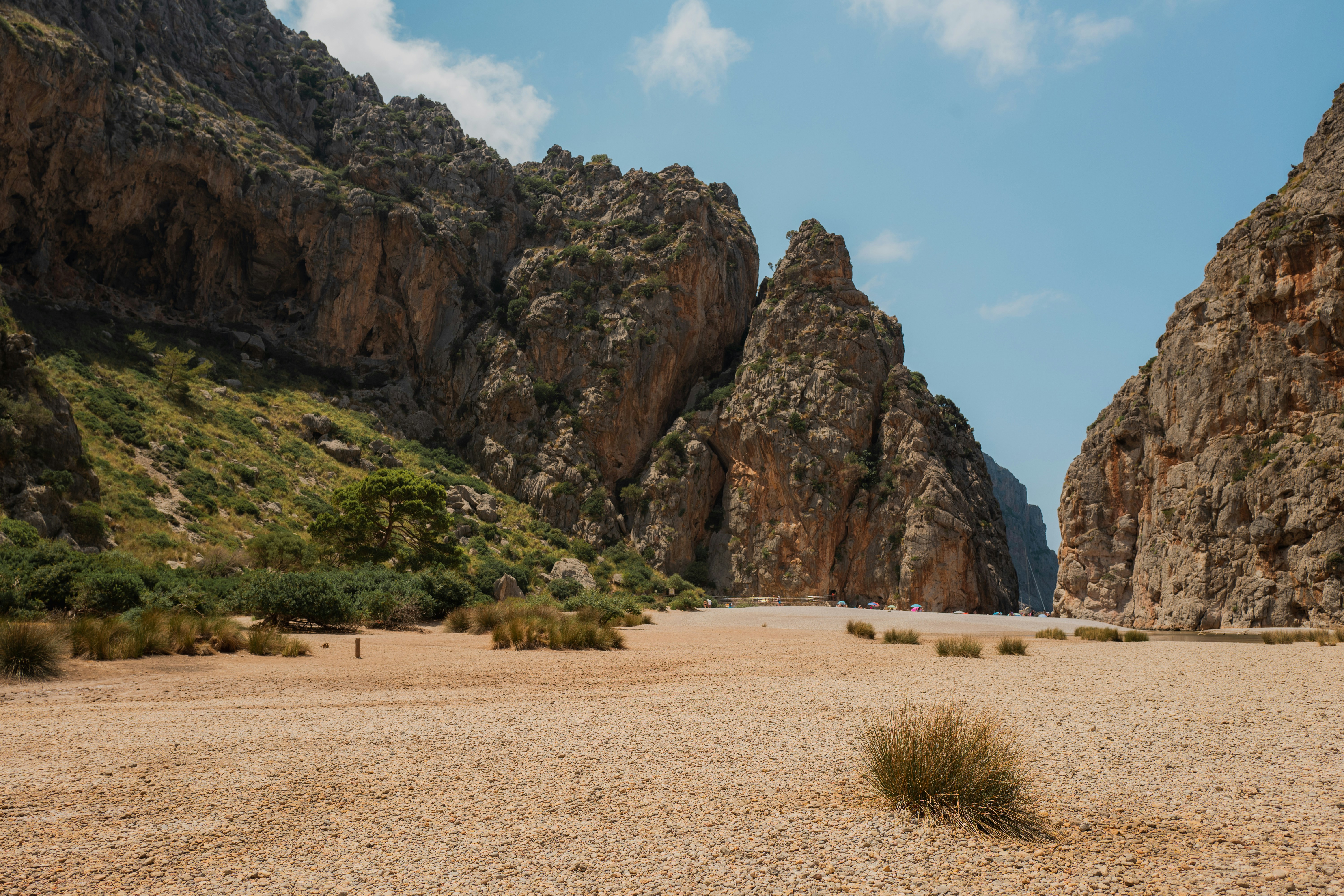 Un paysage désertique avec de gros rochers photo – Photo Sa Calobra ...