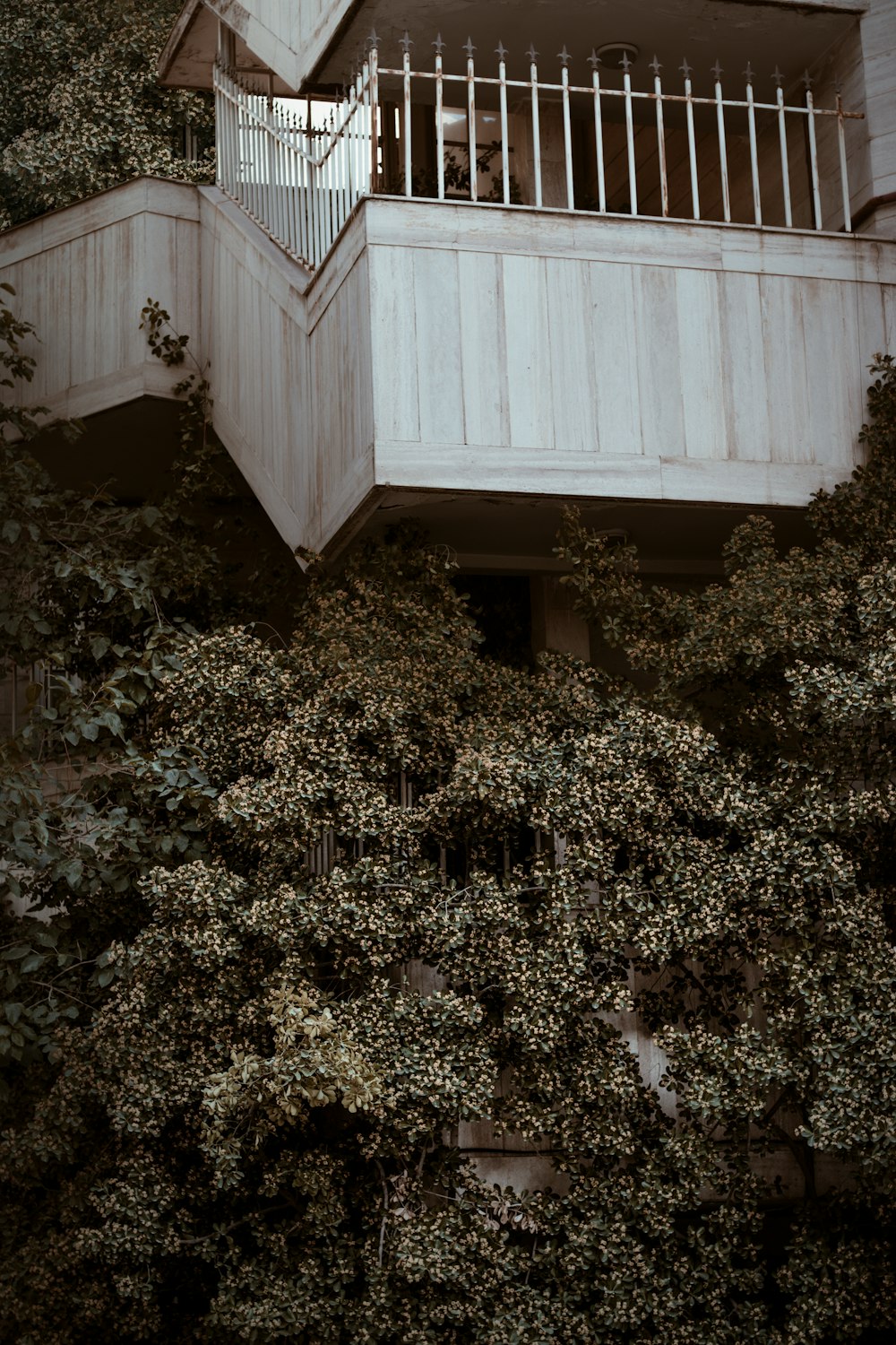 un bâtiment avec balcon