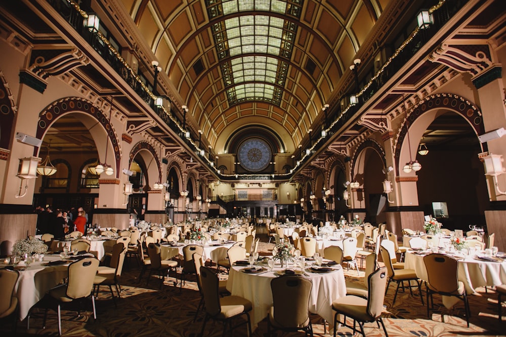 une grande salle avec tables et chaises