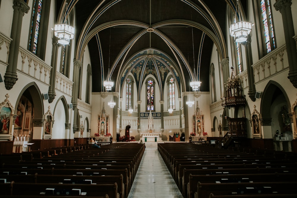 Une grande église avec de nombreux bancs