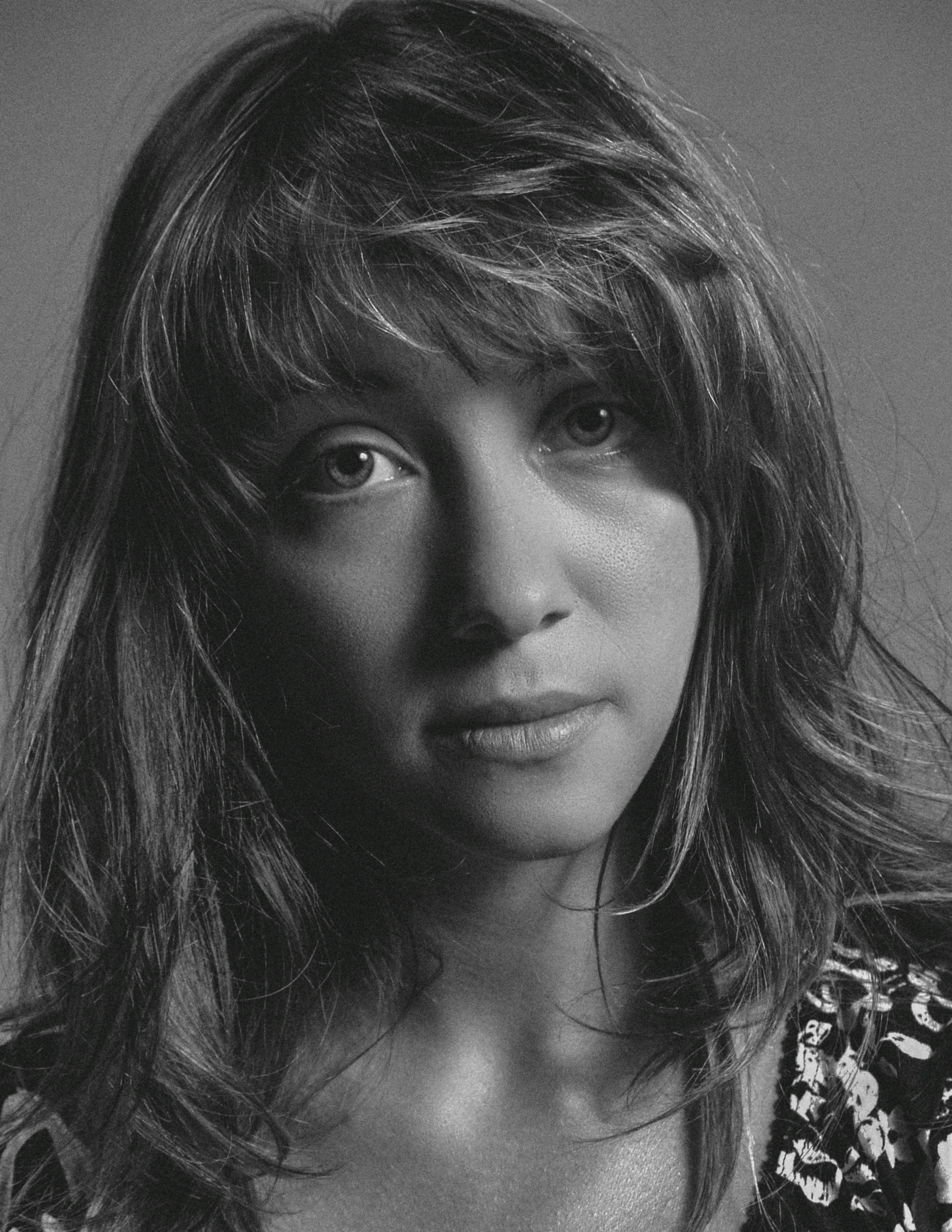 uma mulher com cabelos longos