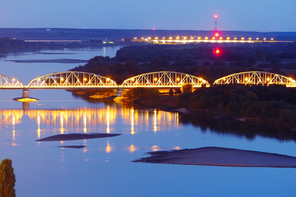 Eine Brücke über einen Fluss bei Nacht