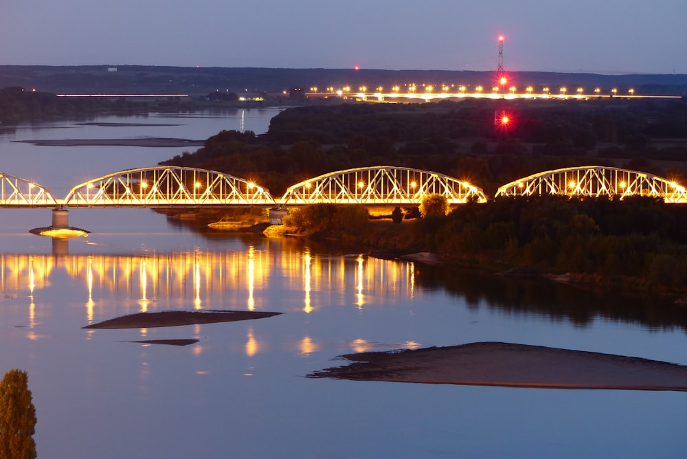 un pont sur une rivière la nuit