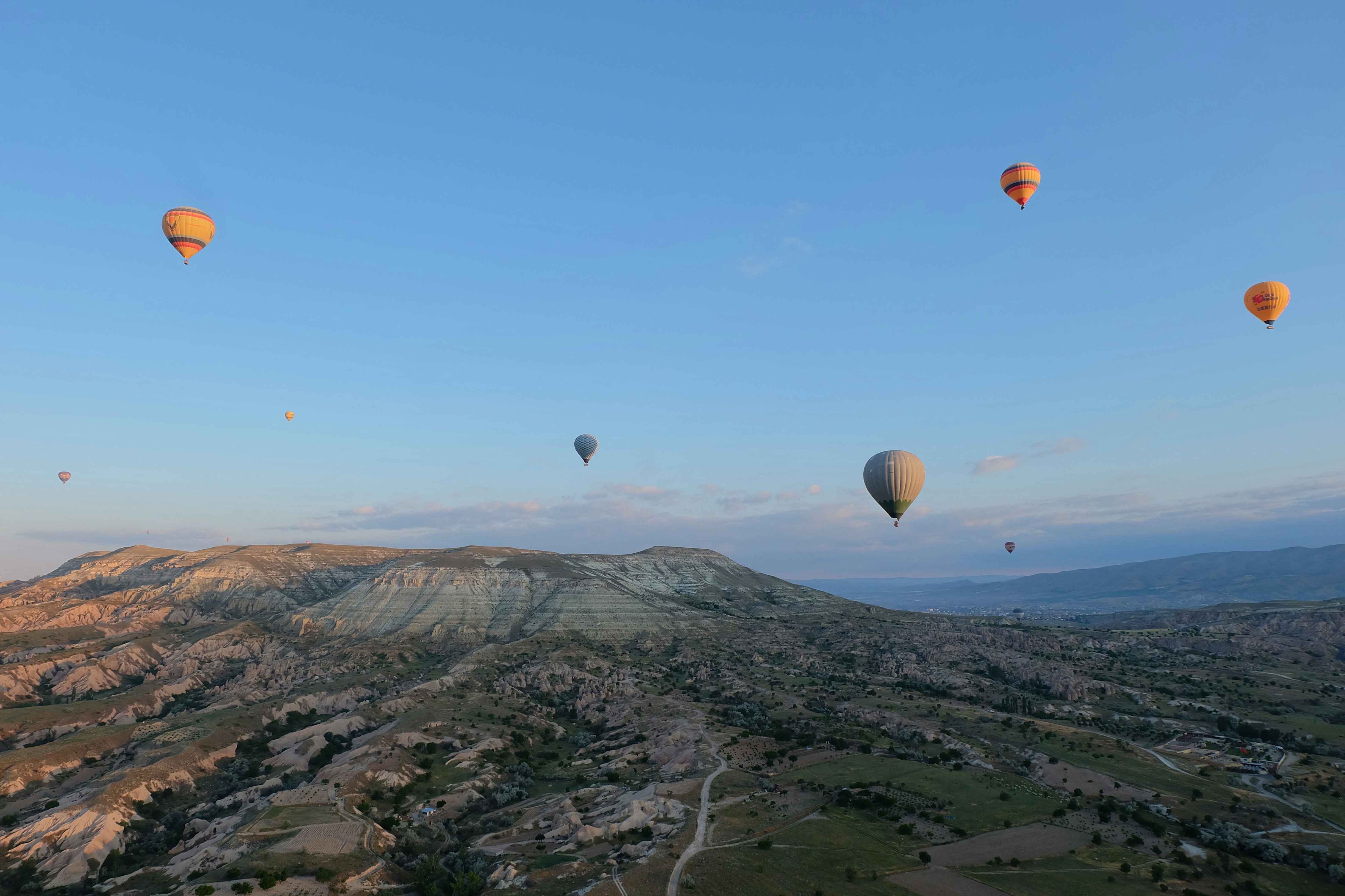 Un grupo de globos aerostáticos en el cielo