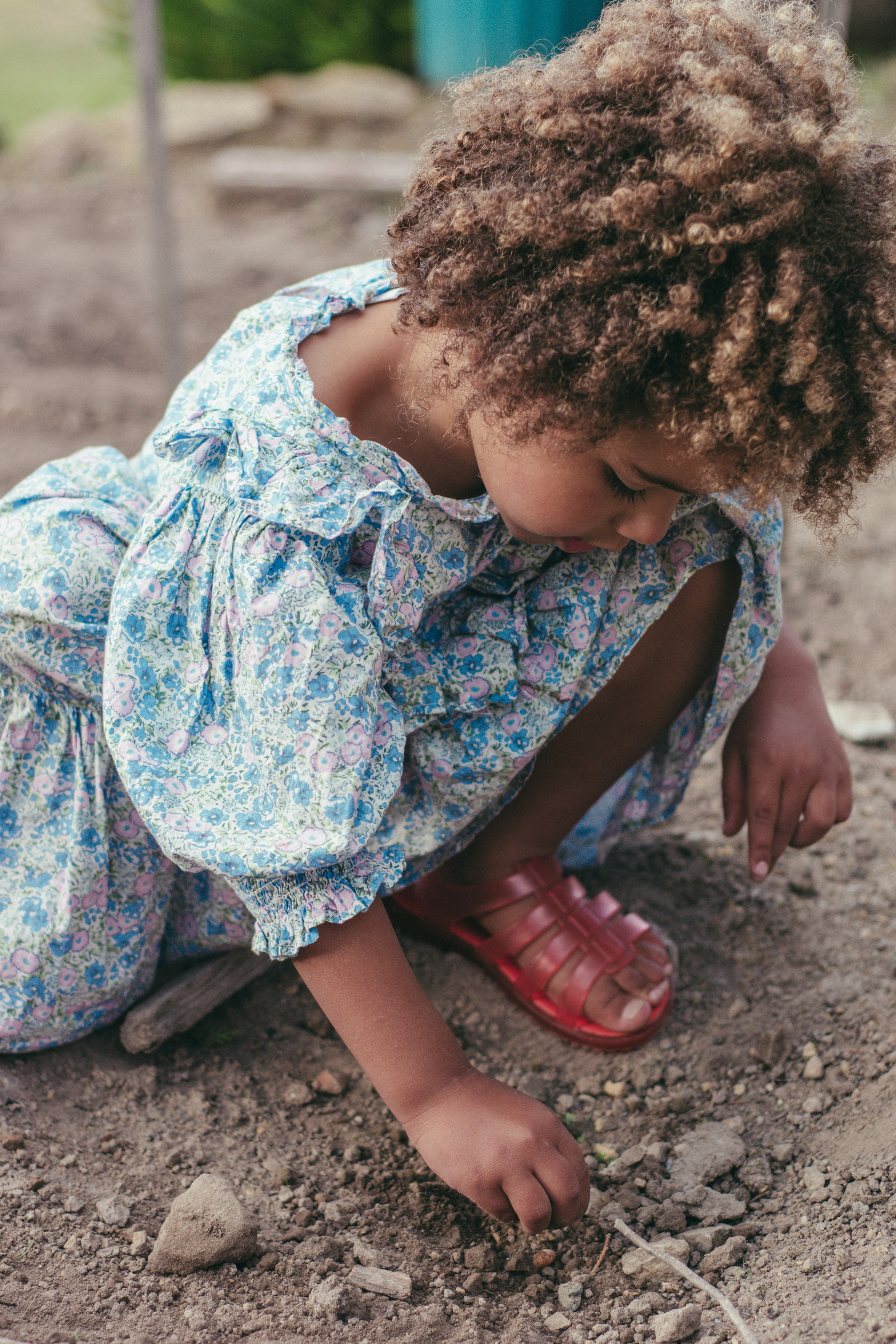 A child digging in the dirt photo – Free Apparel Image on Unsplash