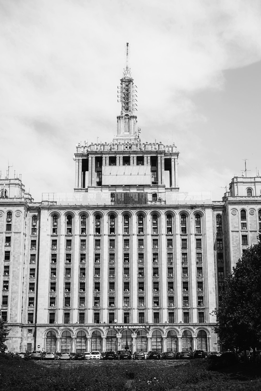 Un gran edificio con una torre