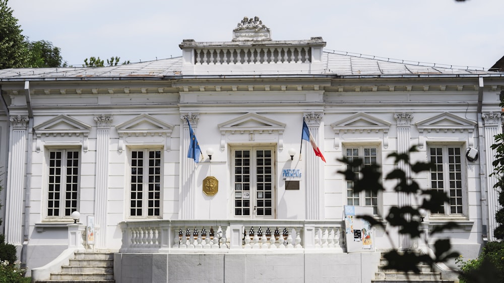 um edifício com bandeiras na frente