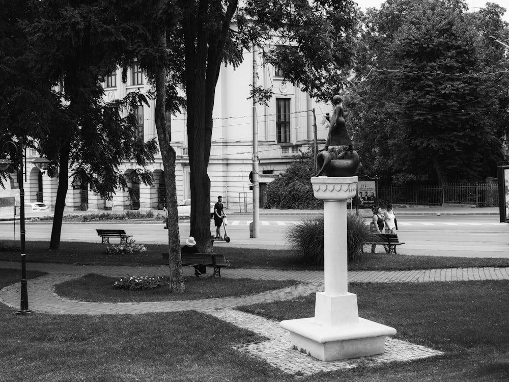 Eine Statue in einem Park