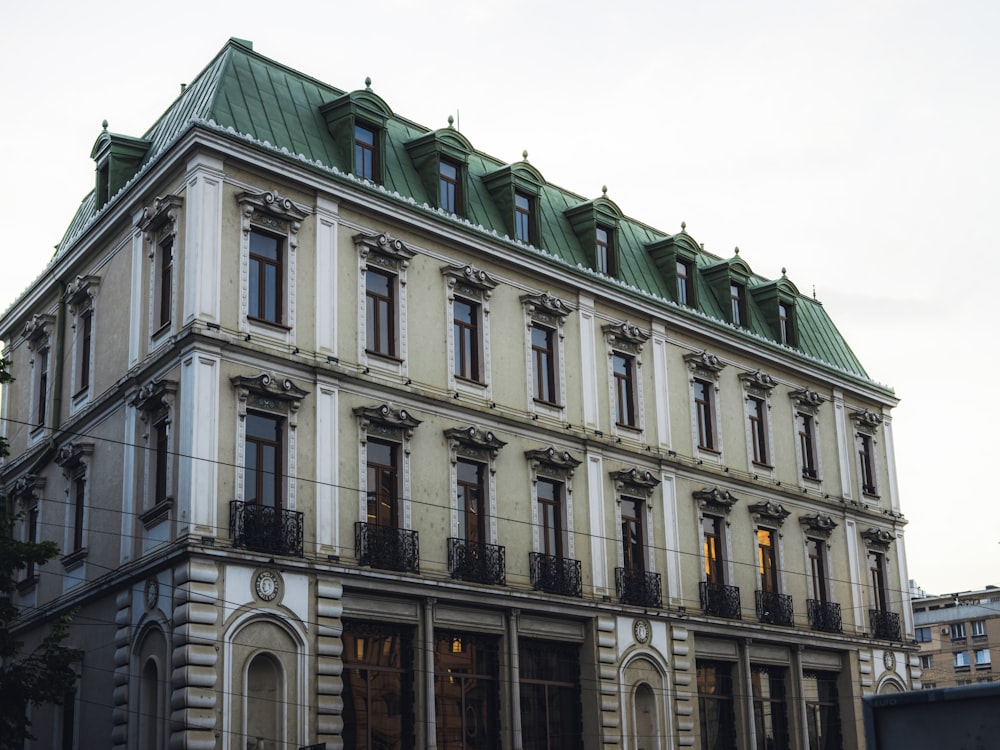 um edifício com muitas janelas