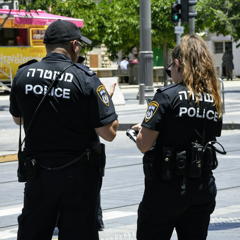 un couple de policiers