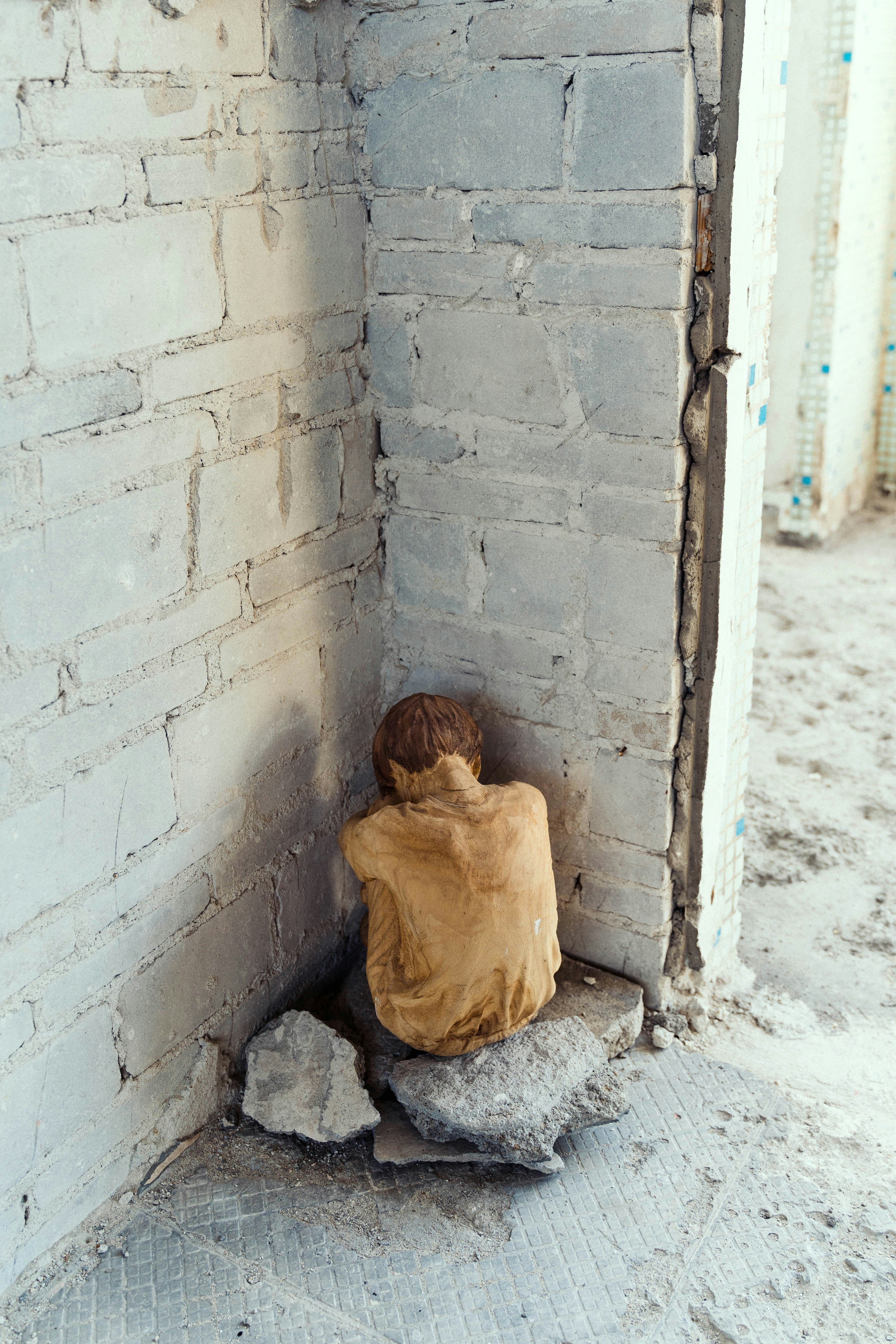 eine Person, die auf dem Boden sitzt