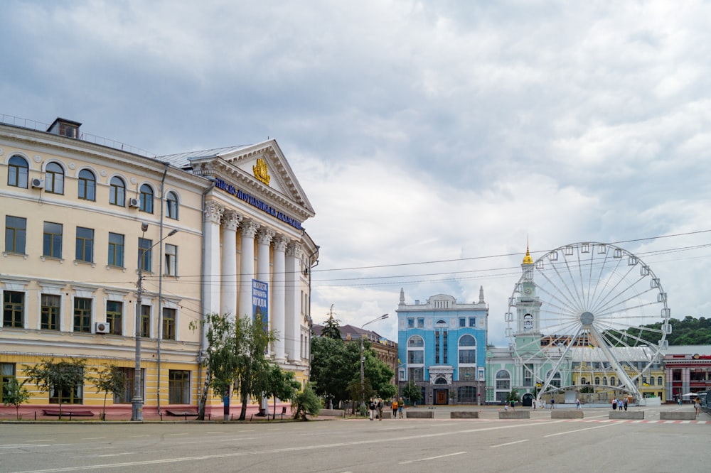 Ein großes Gebäude mit einem Riesenrad im Hintergrund