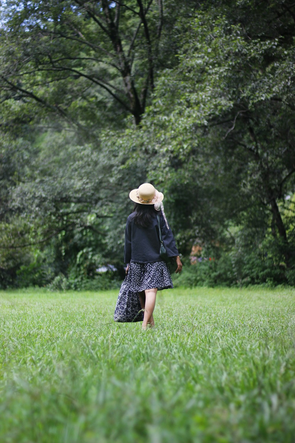 una persona che cammina in un campo