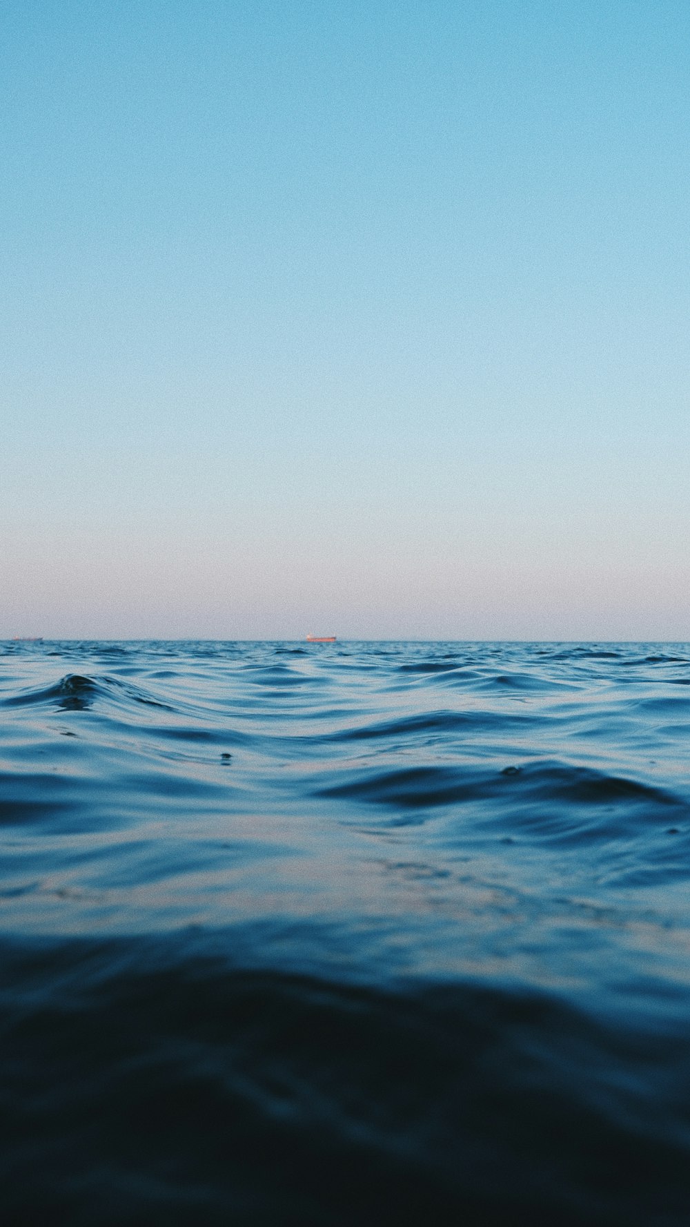 um corpo de água com ondas