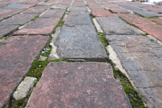 Тухлена настилка в Батак преди започване на ремонтните дейности.