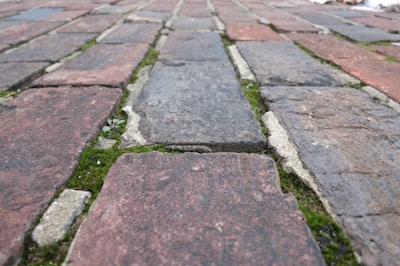 Тухлена настилка в Батак преди започване на ремонтните дейности.