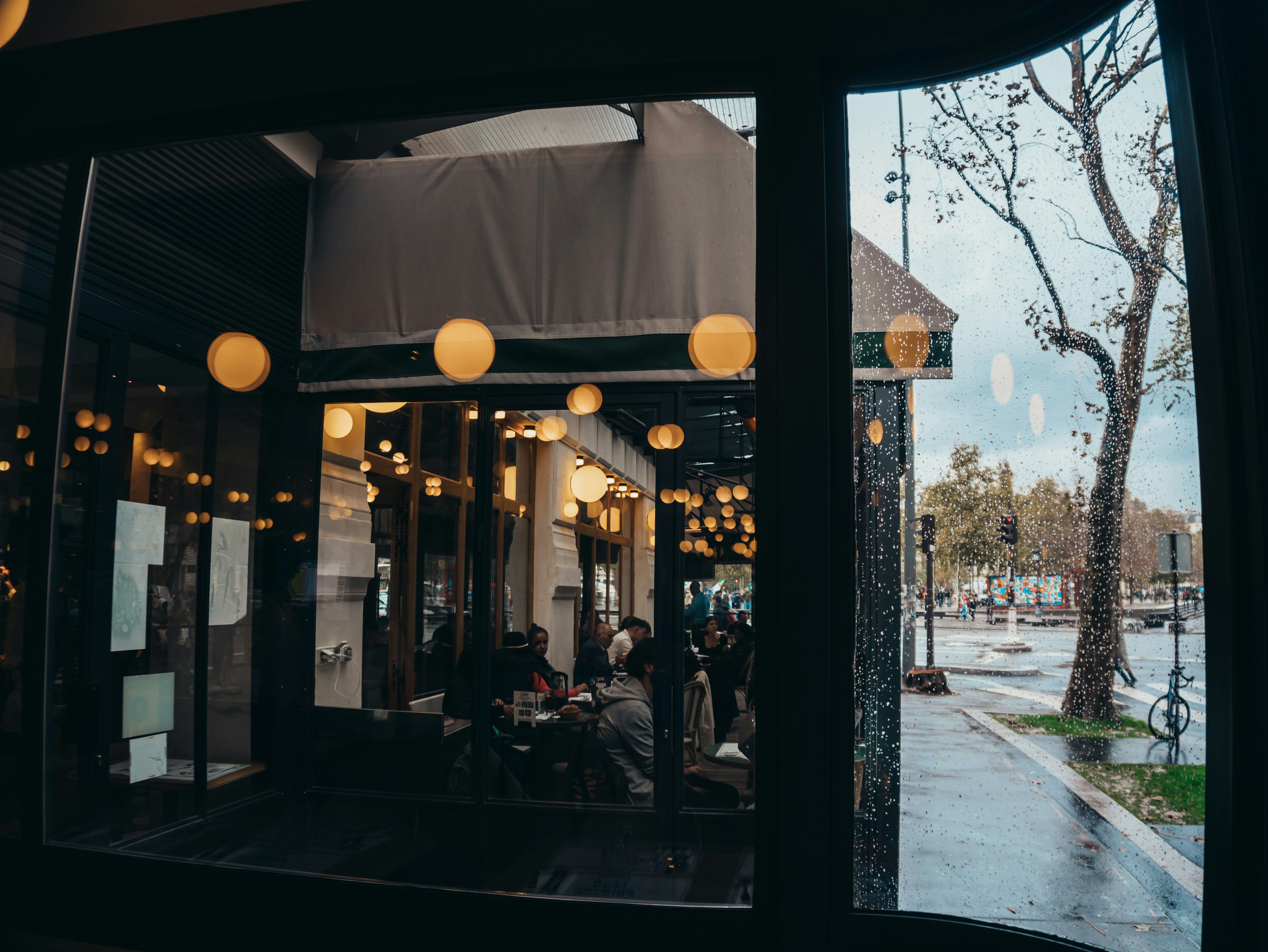 https://images.unsplash.com/photo-1658829457670-d80231baebe5?ixid=M3w2MjYzNjJ8MHwxfHNlYXJjaHw3fHxyZXN0YXVyYW50c3xlbnwwfDB8fHwxNzI3OTgwNDcyfDA&ixlib=rb-4.0.3