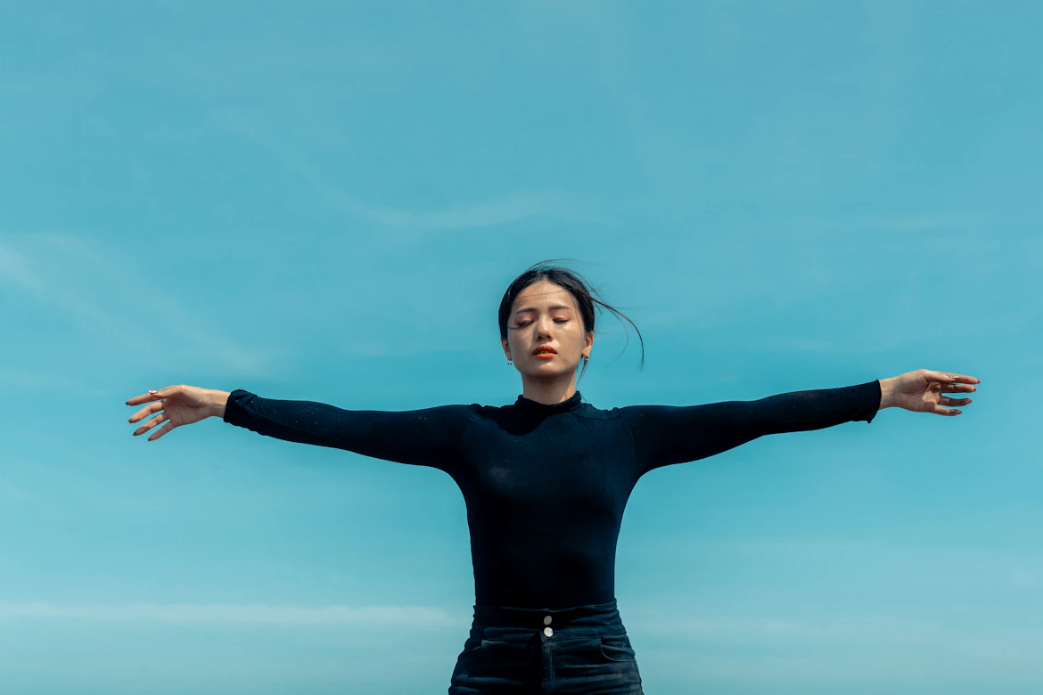 Persona en momento de calma y escucha interior — emociones en el cuerpo — Meta Humano