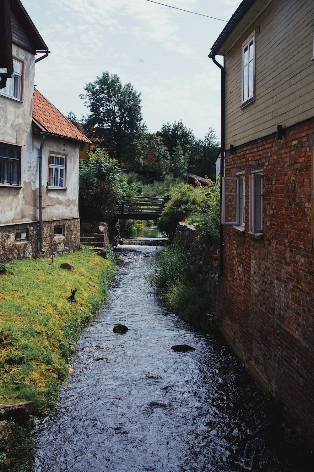 Un piccolo fiume tra gli edifici