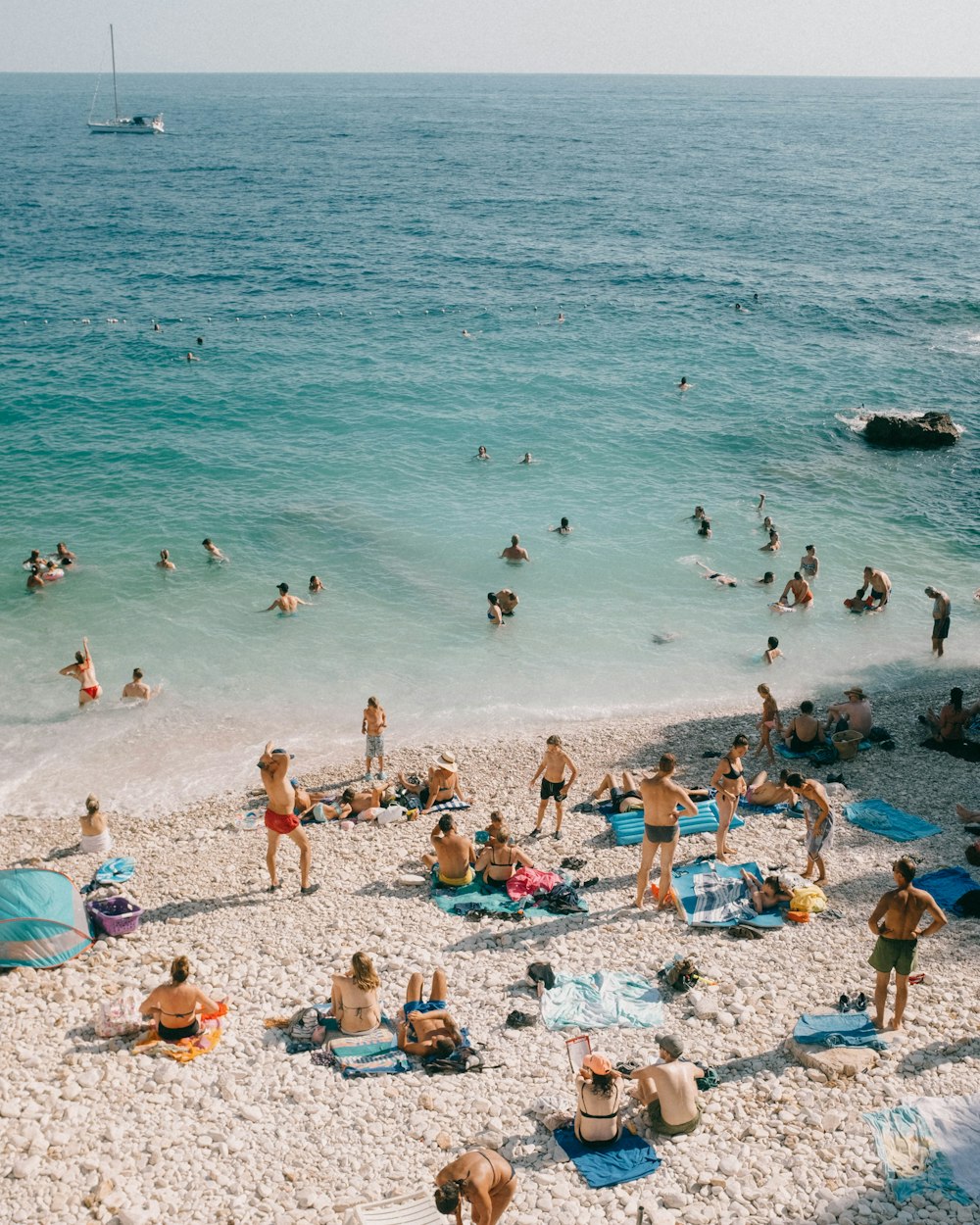 um grupo de pessoas em uma praia