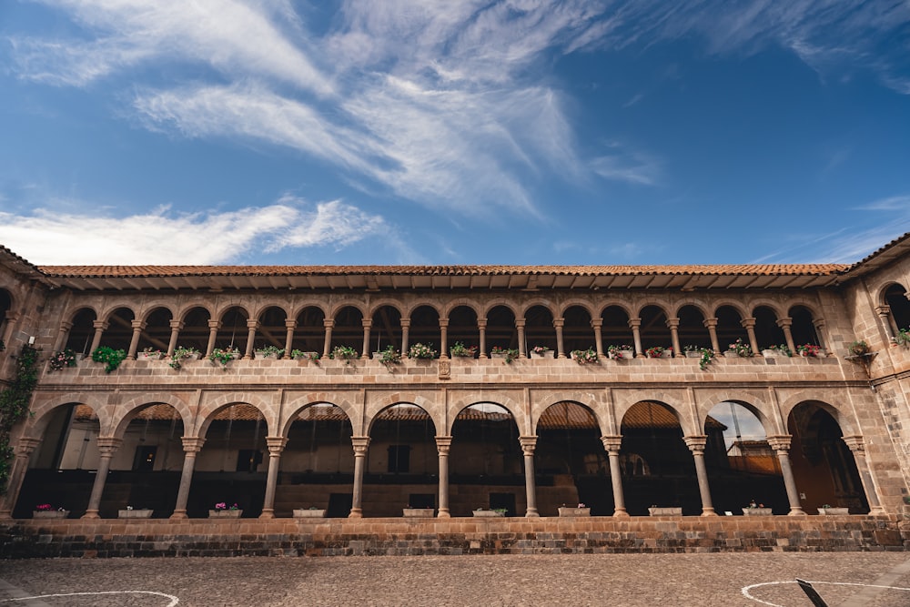 un grand bâtiment circulaire avec des arches