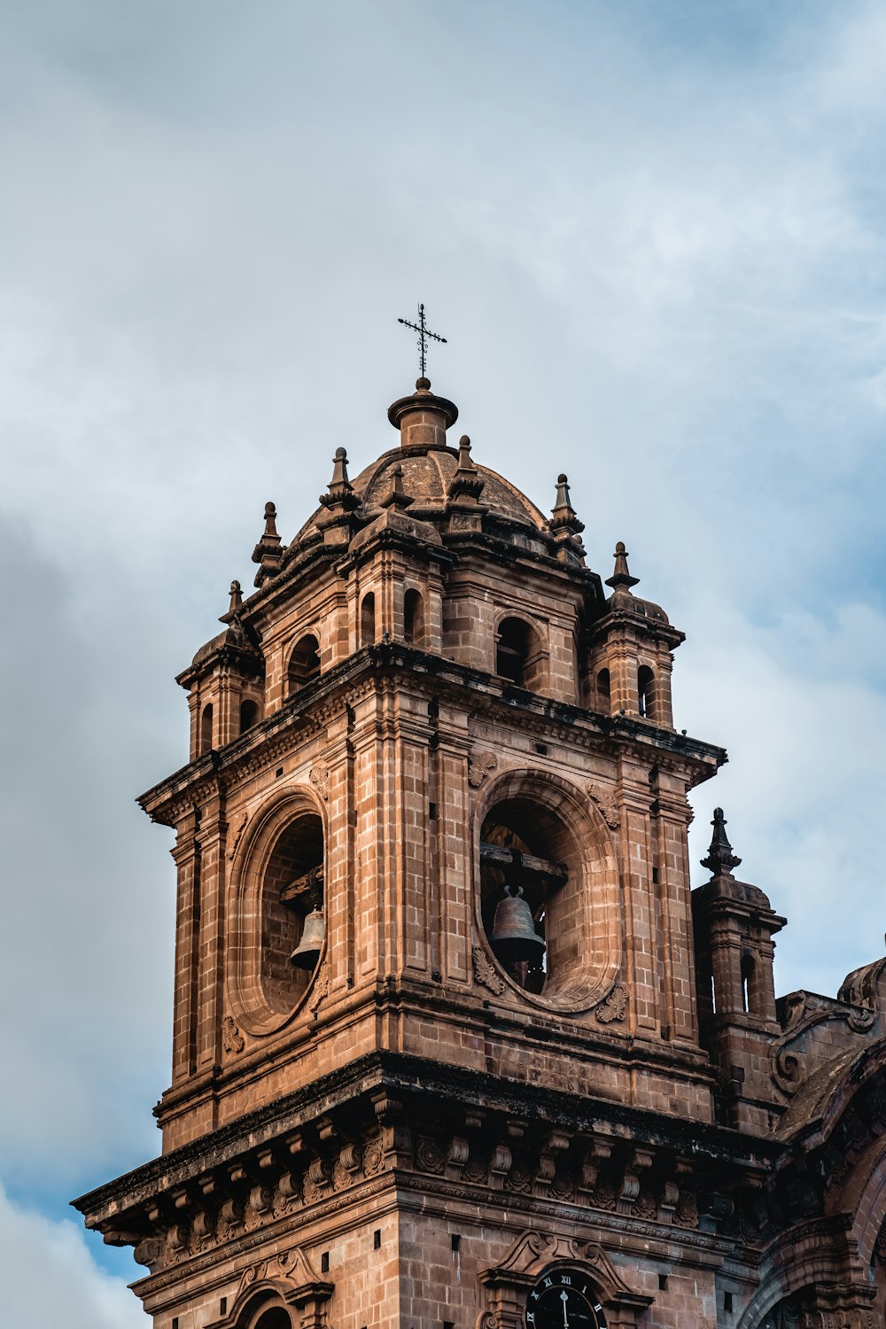 um grande edifício com uma torre