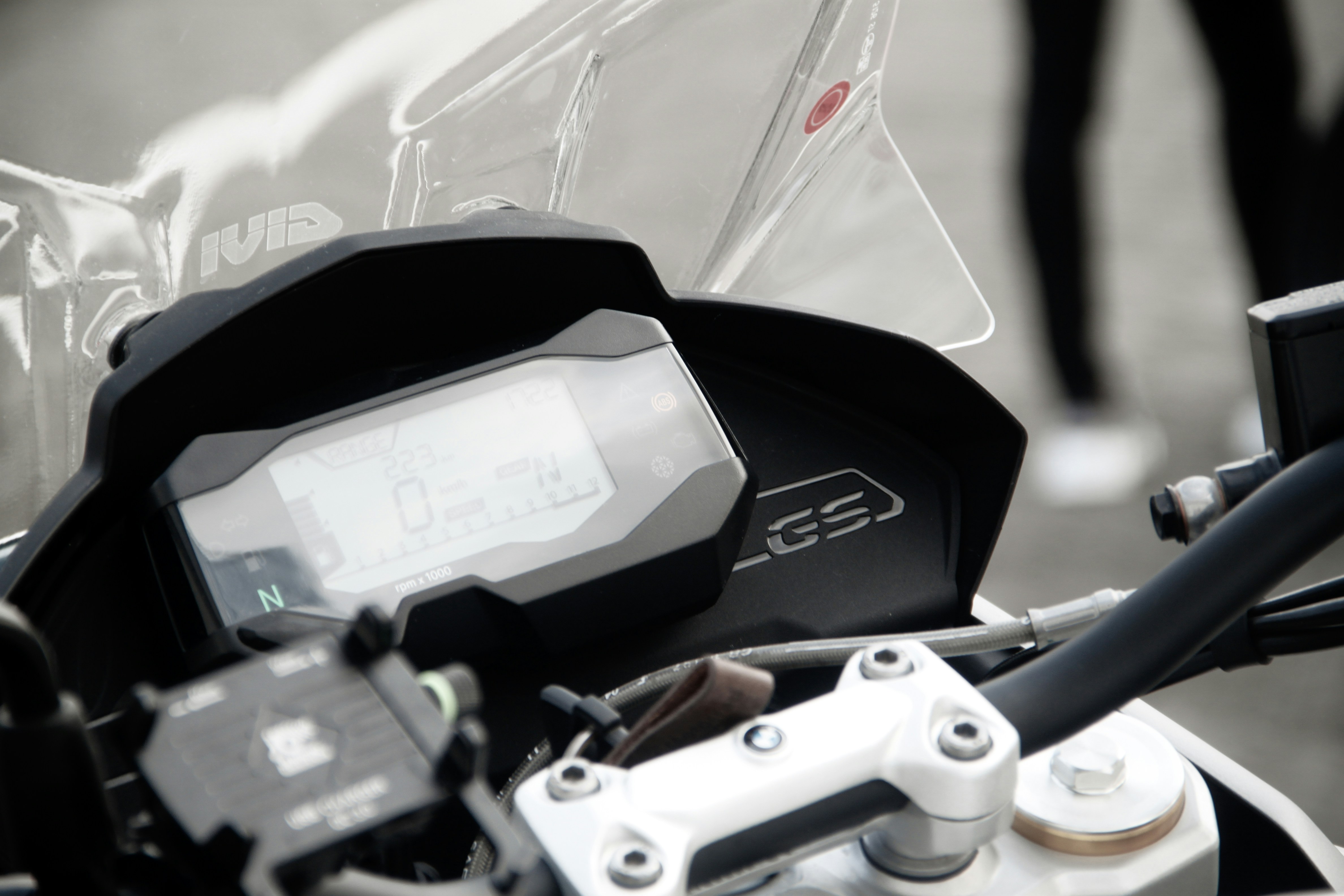 Un teléfono celular en una motocicleta