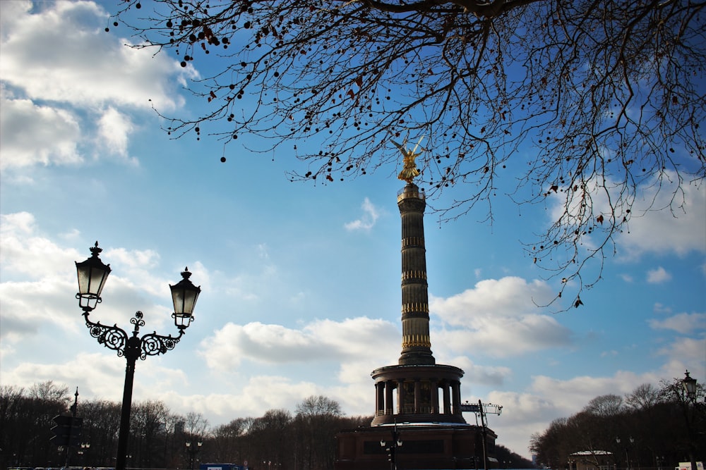 Un grande monumento con una statua d'oro in cima