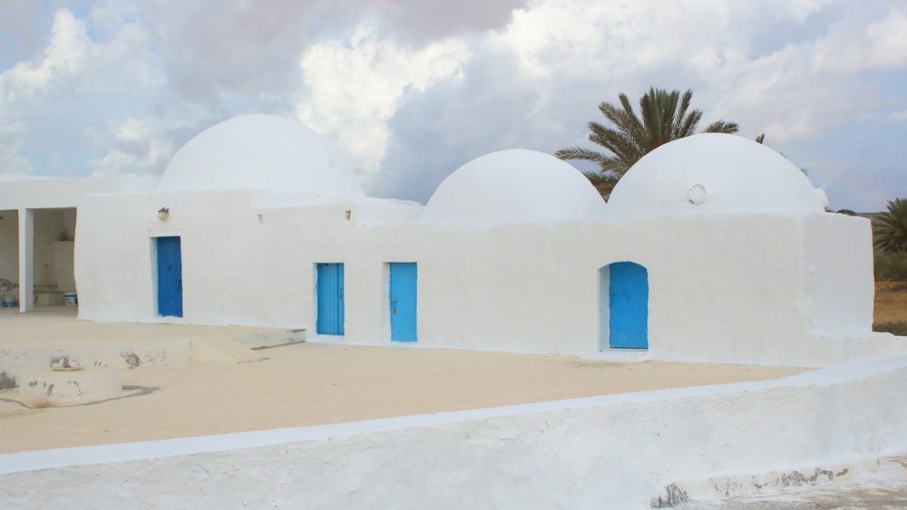 Un edificio blanco con puertas azules