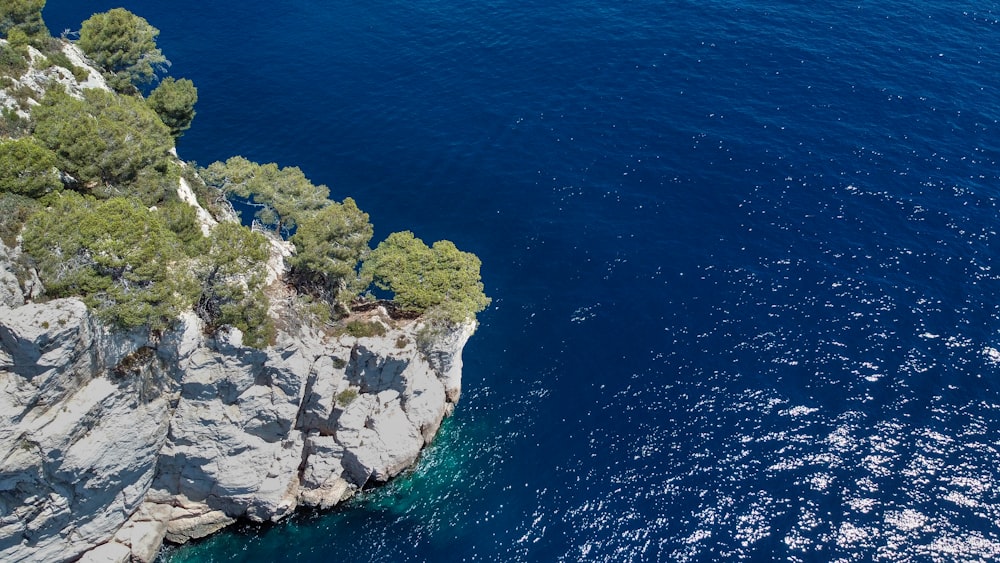 a rocky coast line