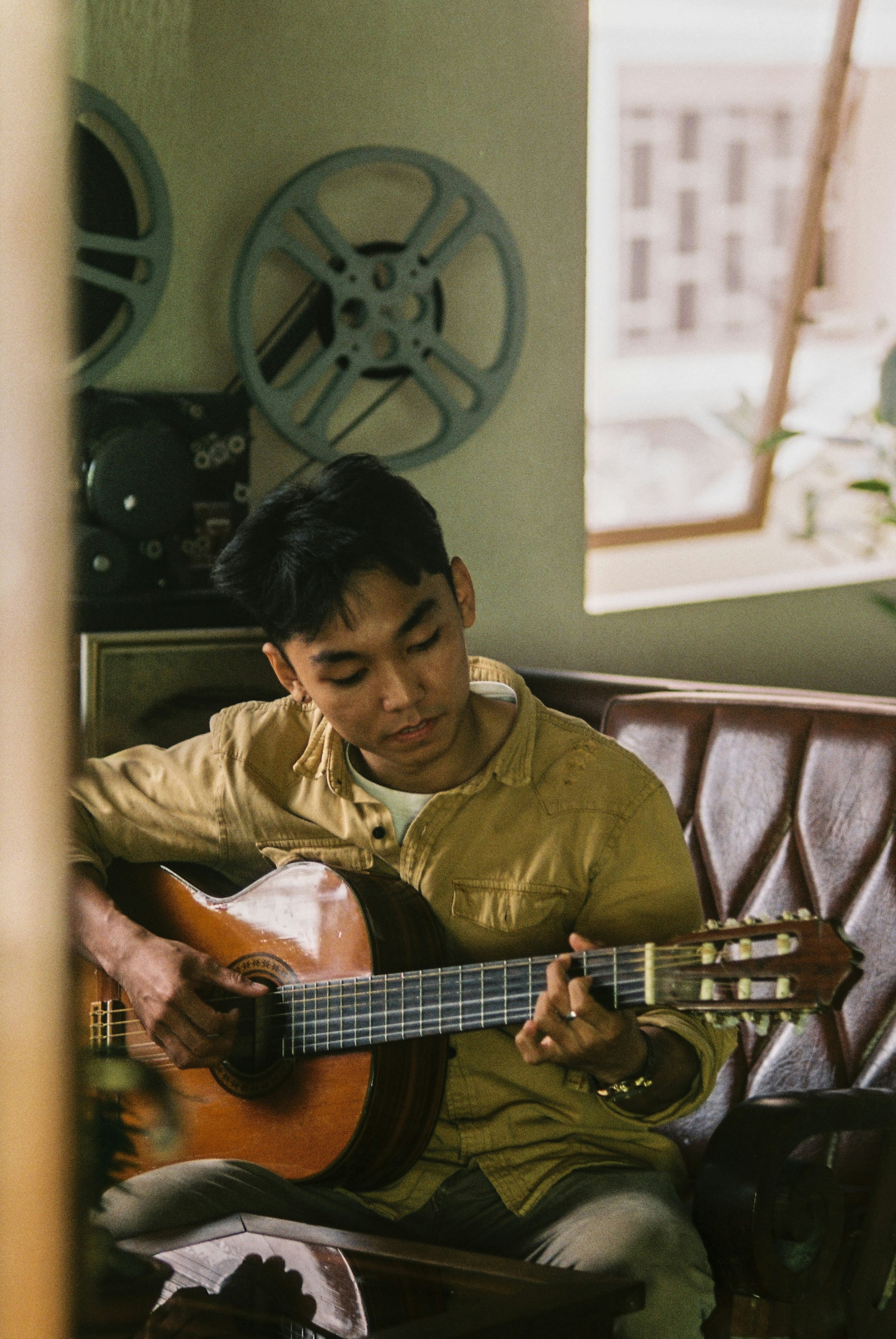 Un homme jouant de la guitare
