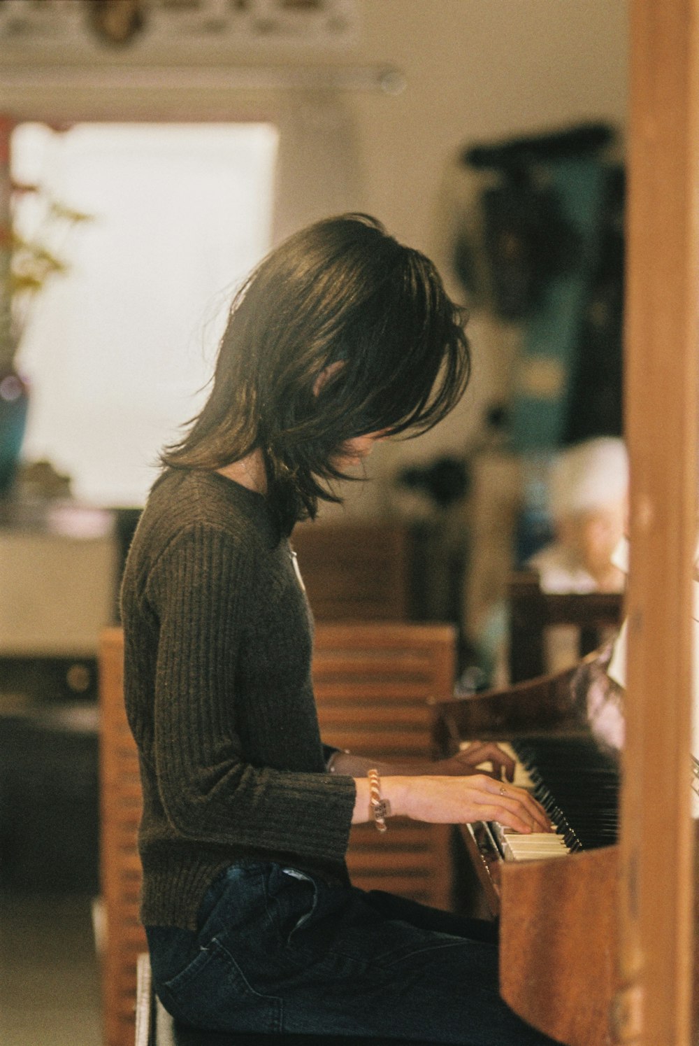 Una donna che suona un pianoforte