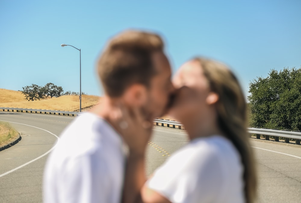 um homem e uma mulher se beijando