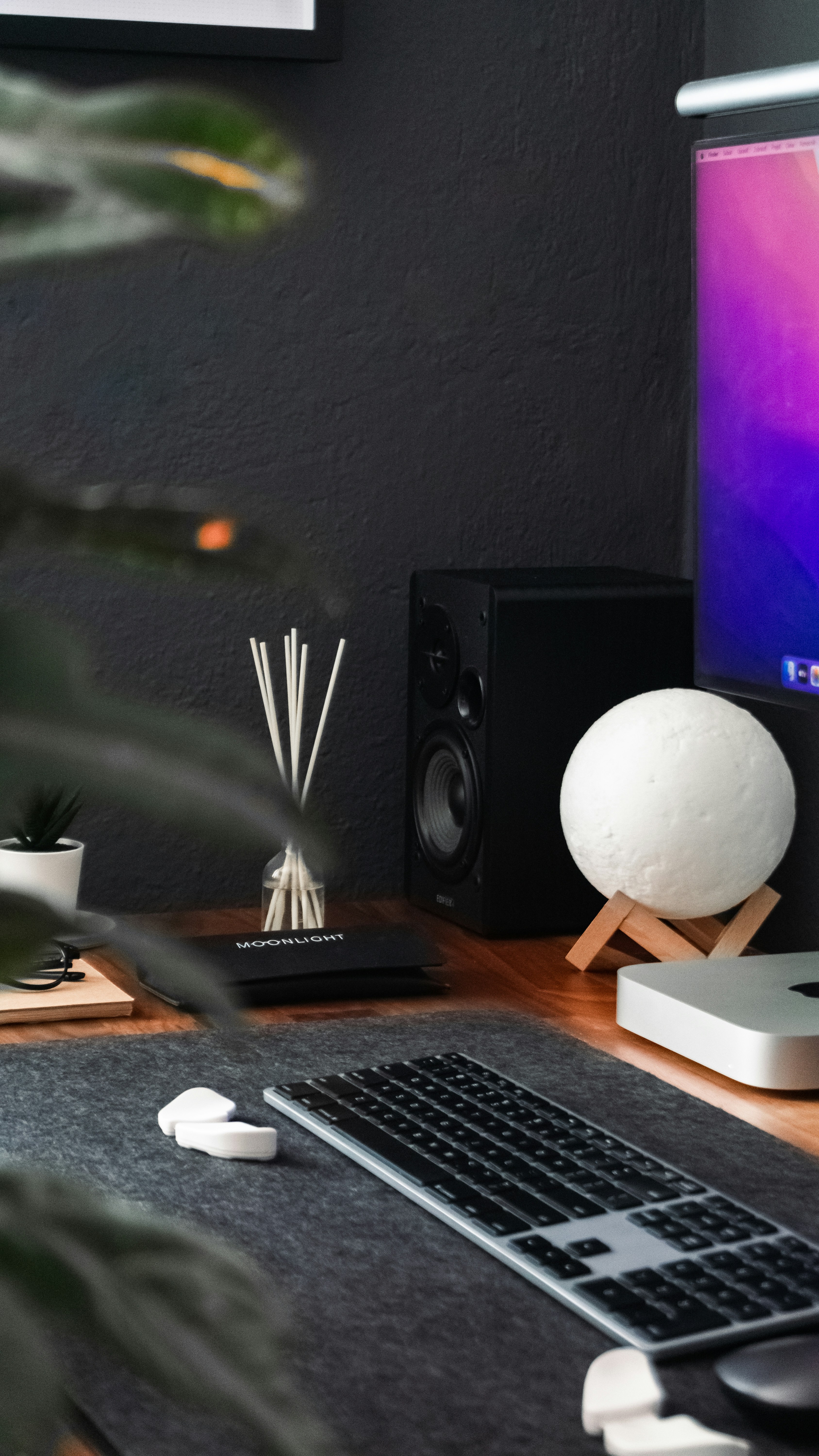 컴퓨터와 키보드가 있는 책상