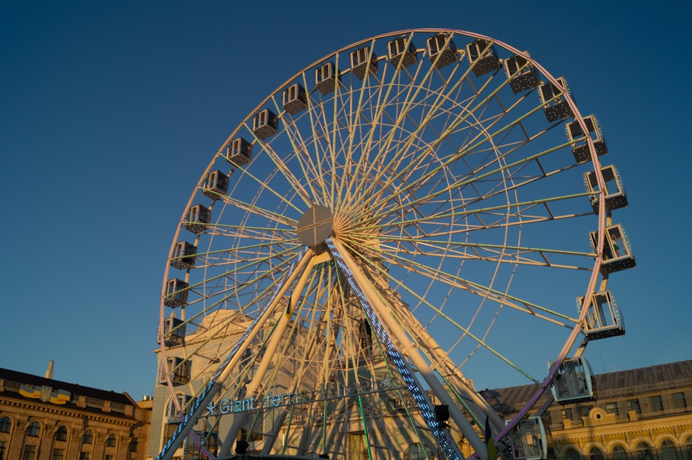 una gran noria con Brighton Wheel al fondo