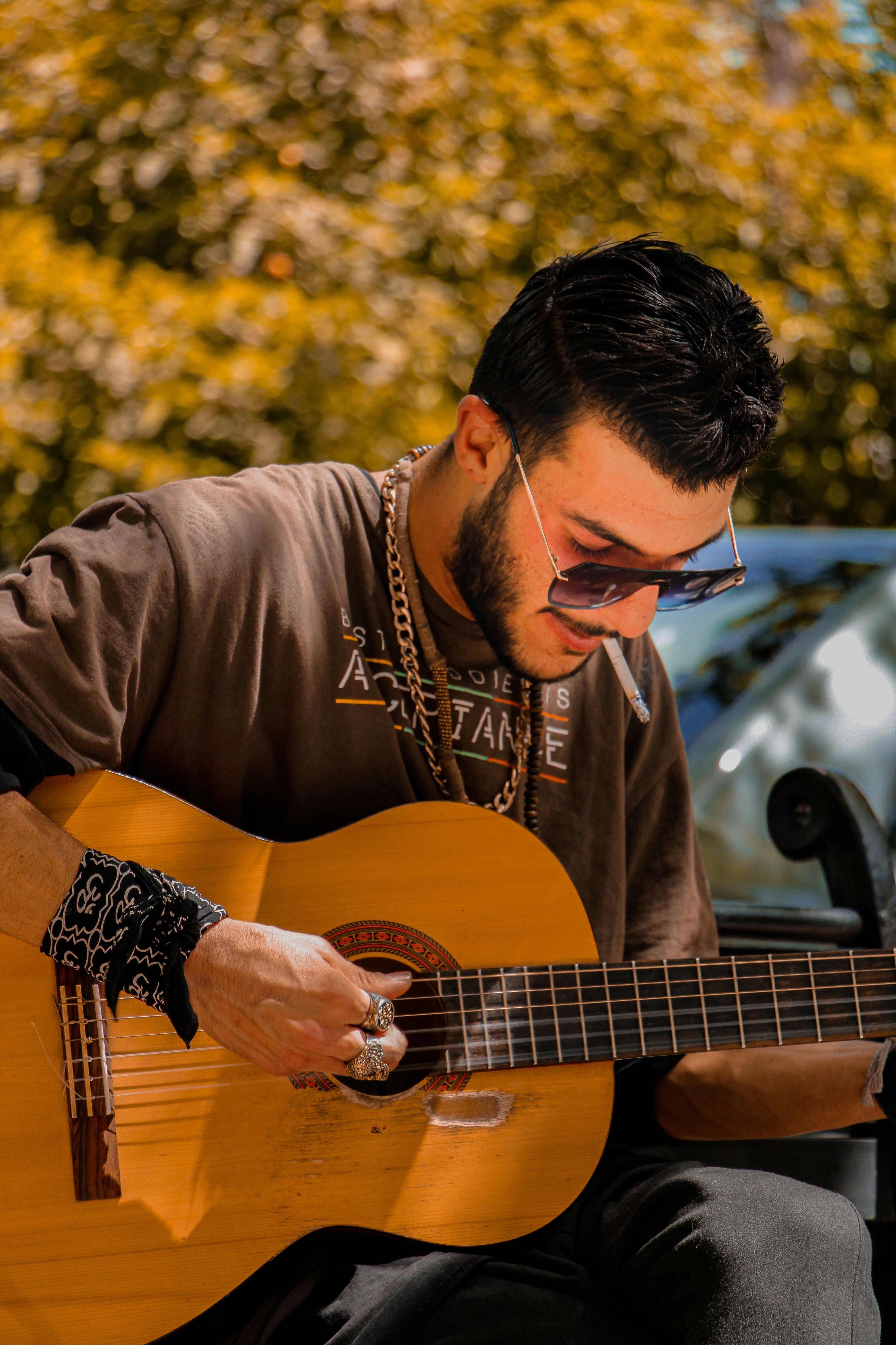 seorang pria bermain gitar