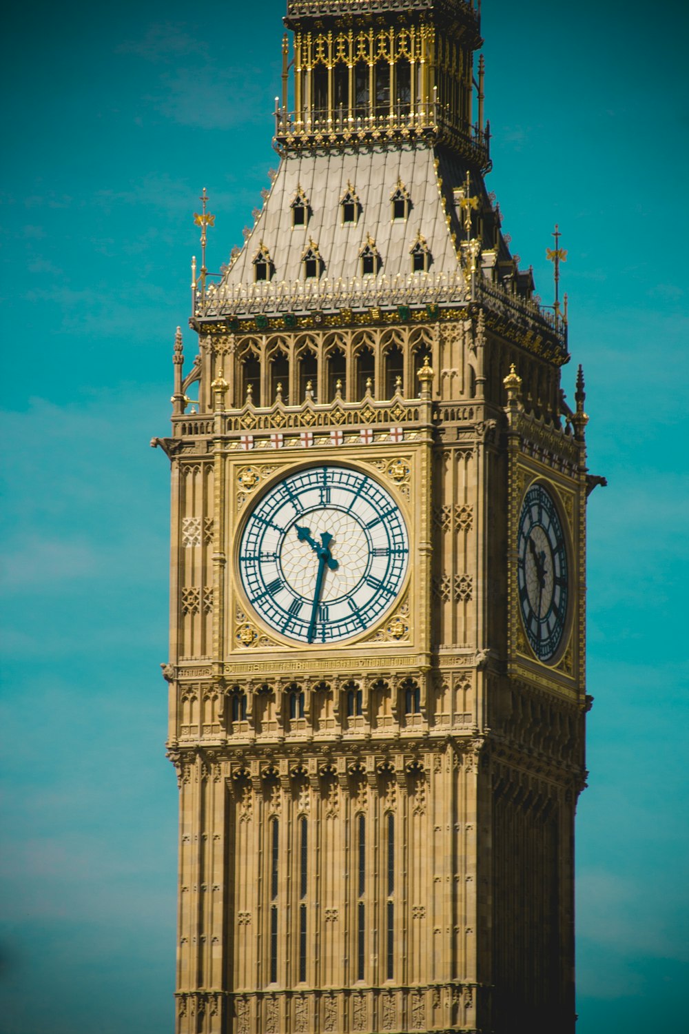 una grande torre dell'orologio con il Big Ben sullo sfondo