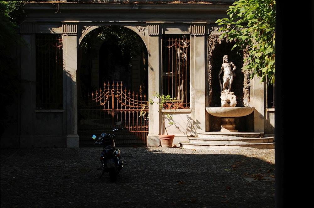 Ein Motorrad, das vor einem Eingangstor geparkt ist